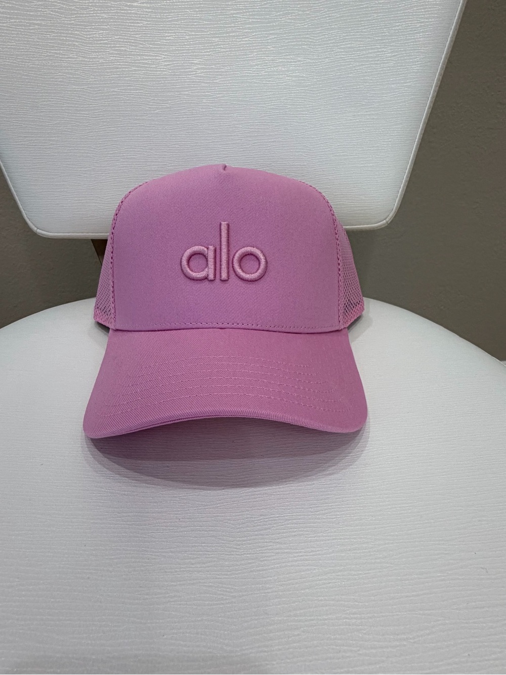 ALO Yoga District Trucker Hat Candy Heart Pink OS NWT Mesh Snapback A0467U